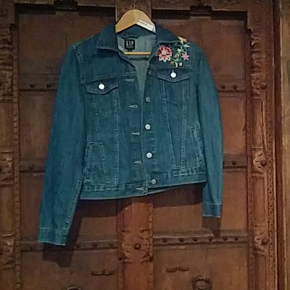 🏞The Gap Denim floral jean jacket🏞